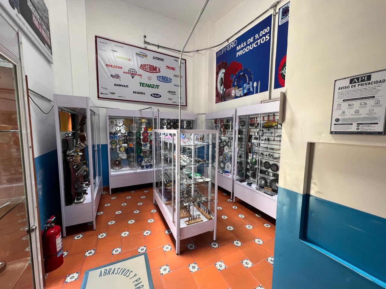 Interior de la tienda con productos en exhibición